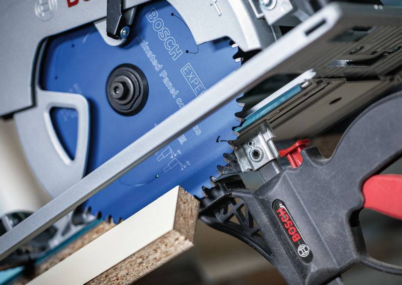 Eine Kreissäge schneidet durch ein Holzstück und zeigt die Bosch Expert-Schneideklinge in Aktion. Nahaufnahme des Schneideprozesses.