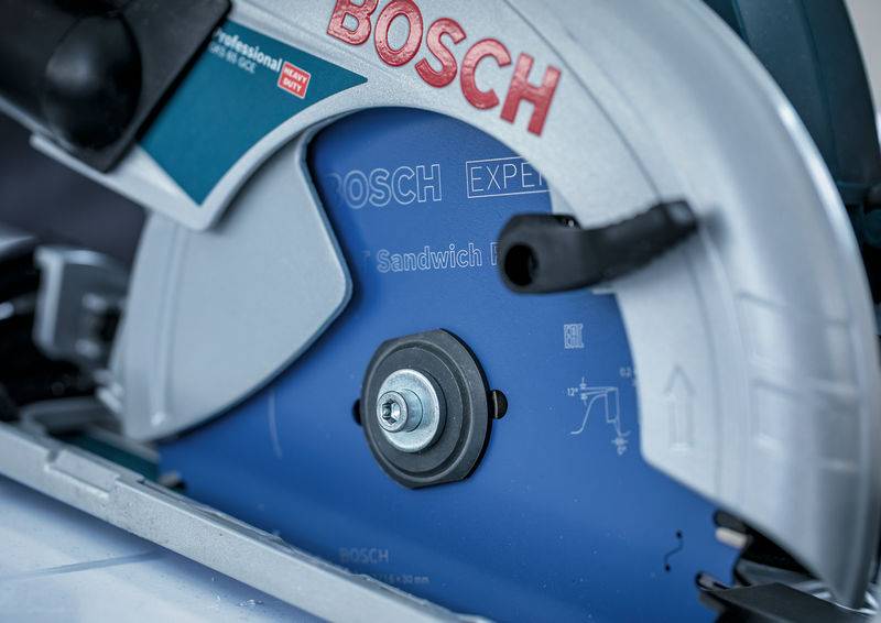 Eine Nahaufnahme eines Bosch-Elektrosägeblatts mit Branding und technischen Details. Das Blatt ist kreisförmig und auf der Säge montiert.