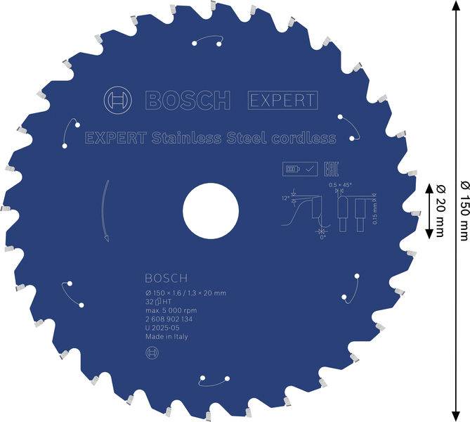 Eine Person benutzt eine Bosch-Kreissäge, um durch ein Holzbrett zu schneiden, wobei Präzision und Kraft in einer Baustelle hervorgehoben werden.