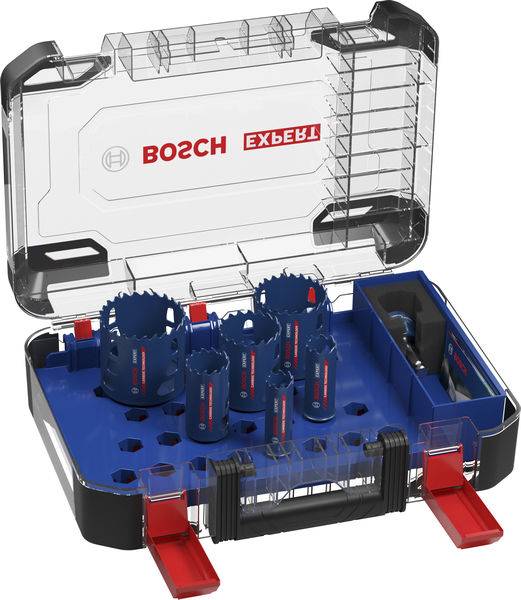 Ein transparenter Bosch-Werkzeugkoffer mit verschiedenen zylindrischen Lochsägen-Bohraufsätzen, mit roten und blauen Akzenten, organisiert zur Lagerung.