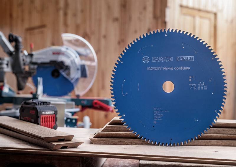 Ein scharfgestelltes Kreissägeblatt mit der Bezeichnung „Bosch Expert Wood