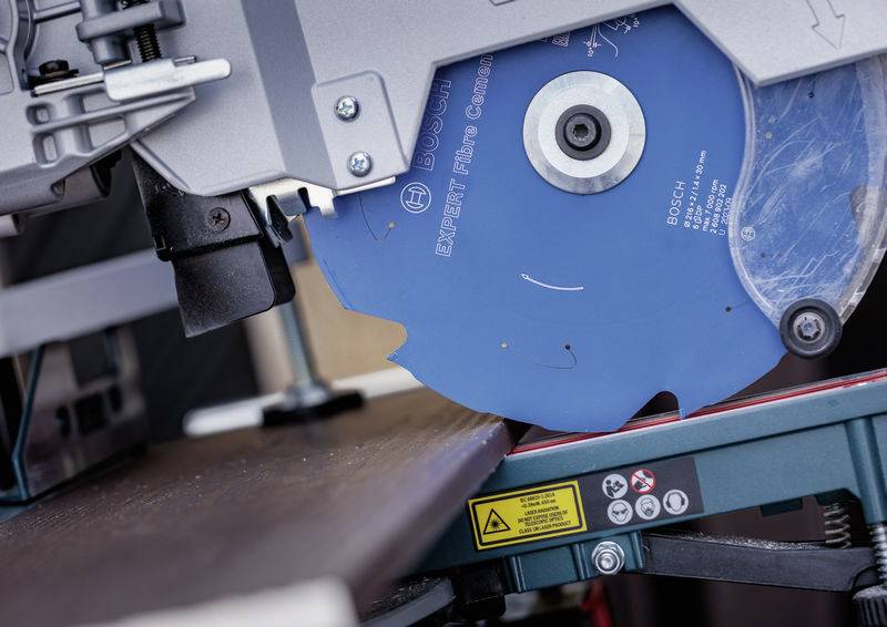 Eine Nahaufnahme einer blauen Kreissägeblatt, beschriftet mit „Bosch Expert Fibre Cement