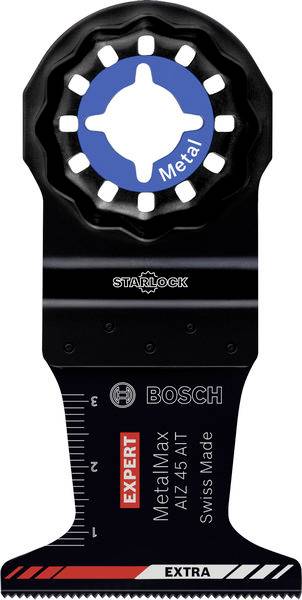 Ein Metallblatt wird mit einem sternförmigen Stecker an einem blauen Elektrowerkzeug befestigt, angezeigt durch einen roten Pfeil.