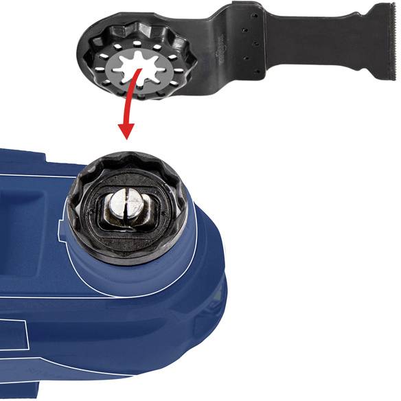 Eine Multitool-Klinge wird ausgerichtet und in ein Elektrowerkzeug eingeführt.