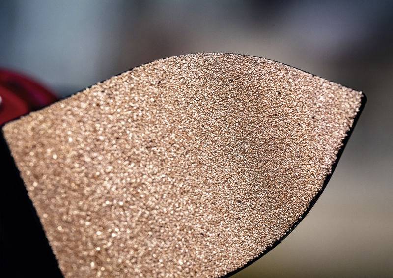 Nahaufnahme einer Schuhsohle mit hohem Absatz, die eine strukturierte, glitzernde Oberfläche zeigt, die ihr funkelndes Detail und Fashionelement hervorhebt.