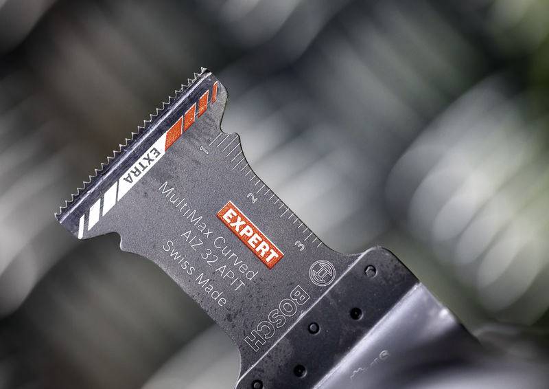 Das Bild zeigt ein Bosch-Multitool-Blatt mit der Bezeichnung „EXPERT