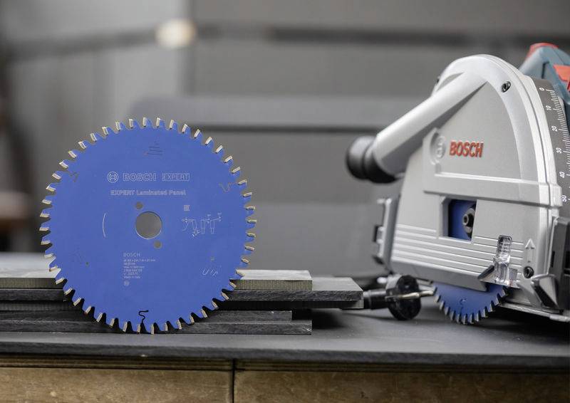 Eine kreissäge mit einem blauen Blatt, das mit „Bosch Expert