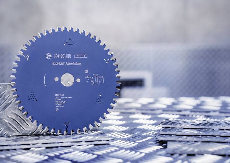 Ein blaues kreisrundes Sägeblatt mit der Aufschrift 