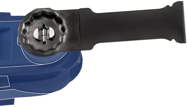 Ein schwarzes oszillierendes Multitool-Blatt, das an einem blauen Werkzeug befestigt ist, entwickelt für präzises Schneiden, mit einer gezahnten Kante auf der rechten Seite.