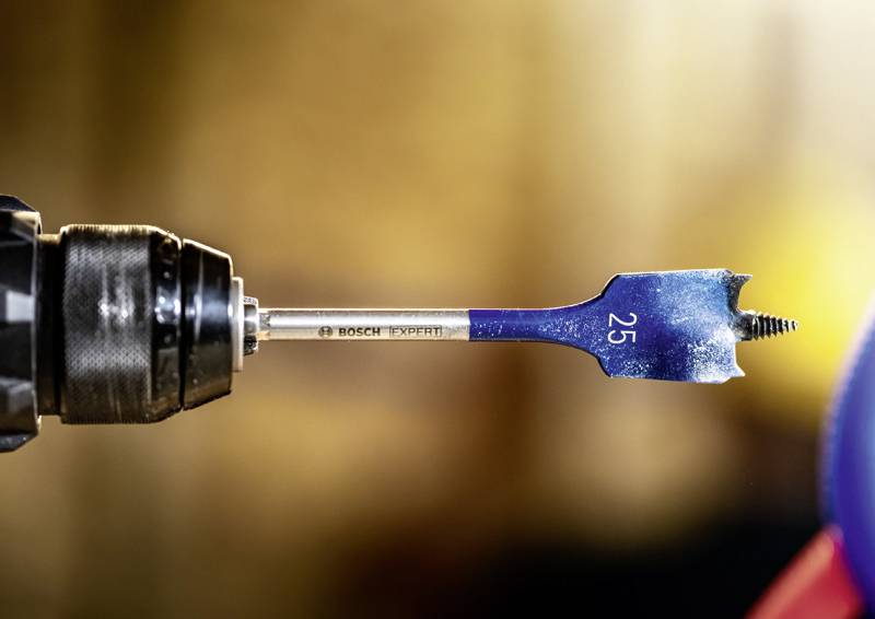 Eine Nahaufnahme eines Bohrers, der mit einem blauen Spatenaufsatz gekennzeichnet mit „25