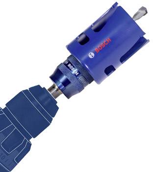 Eine tragbare elektrische Bohrmaschine mit einem blauen Bosch-Lochsägen-Aufsatz. Der Bohrer ist zum Schneiden präziser Löcher in verschiedenen Materialien konzipiert.