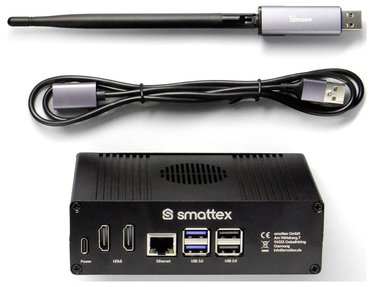 Eine kleine schwarze Media-Server-Box mit Anschlüssen für Stromversorgung, HDMI, Ethernet, USB 3.0 und USB 2.0, mit der Beschriftung 