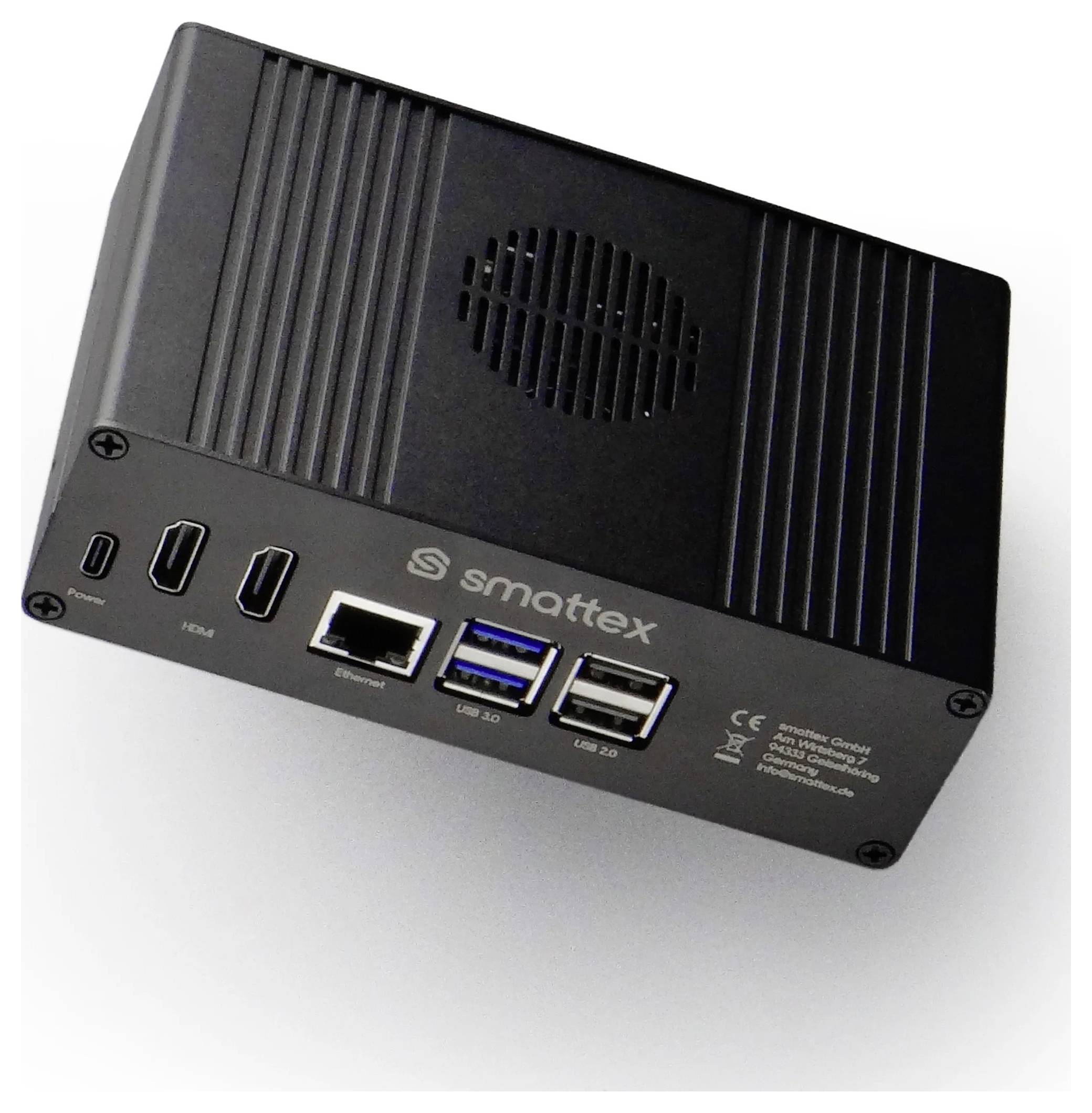 Ein schwarzes elektronisches Gerät mit mehreren Anschlüssen, Lüftungsschlitzen und einer Halterungsvorrichtung, aus einem Winkel betrachtet, wobei die Konnektivität und das Design hervorgehoben werden.