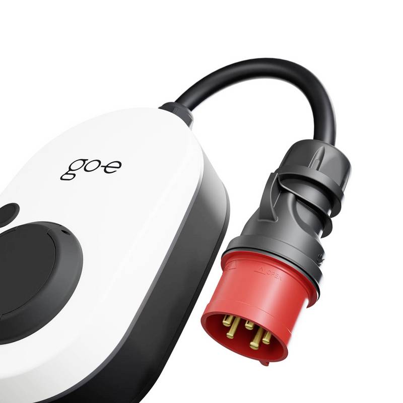 Ein weiß-schwarzes Elektrofahrzeug-Ladegerät mit dem Markennamen „go-e