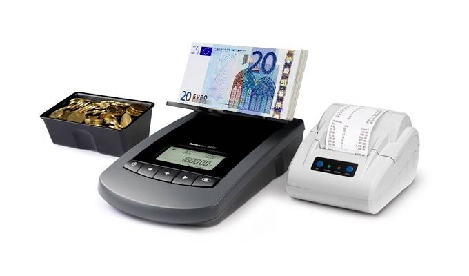Eine Währungszählmaschine mit einem Stapel von 20-Euro-Scheinen oben darauf. Ein Tablett mit Münzen befindet sich auf der linken Seite, und ein Bondruckgerät auf der rechten Seite.