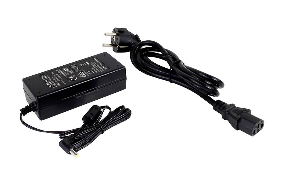 Ein schwarzer AC-Stromadapter mit angebrachten Kabeln und einem europäischen Stecker, entwickelt für elektronische Geräte.