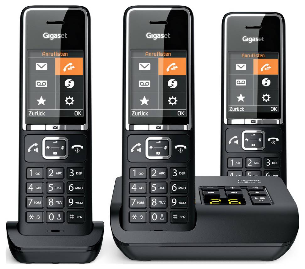 Drei schnurlose Telefone mit digitalen Displays, auf denen Anruflisten angezeigt werden. Das mittlere Telefon ist in der Ladestation angebracht, was auf den Lade- oder Bereitschaftsmodus hinweist.