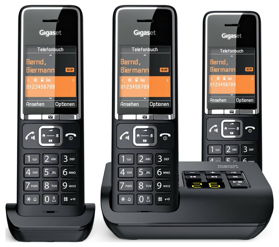 Drei schnurlose Gigaset-Telefone mit beleuchteten Displays, auf denen der Kontakt „Bernd Biermann