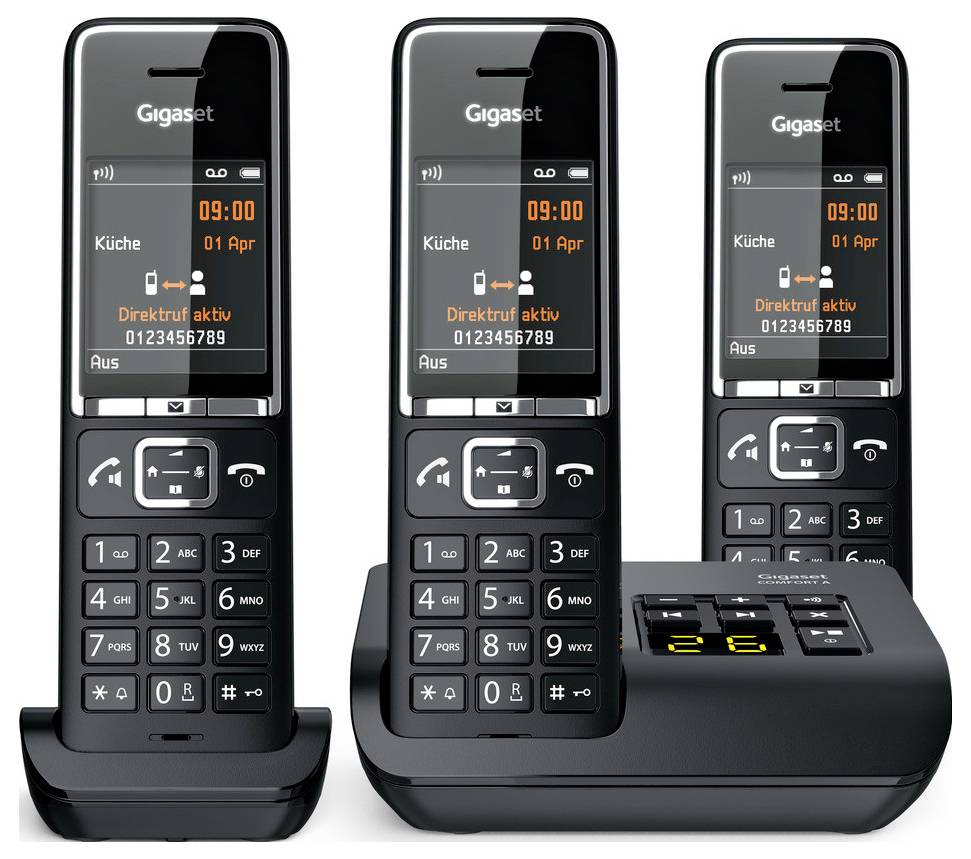 Drei schwarze schnurlose Telefone mit digitalen Displays, die Uhrzeit, Datum und eine Kontaktnummer anzeigen. Zwei Telefone in Ladestationen, eines in einer Sprecherbasis.