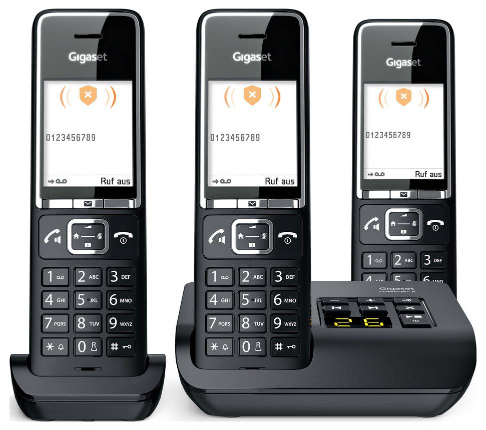 Drei schnurlose Telefone mit digitalen Displays, die stummgeschaltete Symbole und eine Anruferkennung anzeigen. Die Basisstation hat zwei Handgeräte und eine Tastatur.