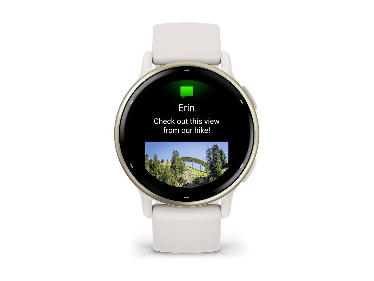 Eine Smartwatch zeigt eine Nachricht von 'Erin' an, die sagt: 'Schau dir diese Aussicht von unserer Wanderung an!' mit einem Bild einer malerischen Landschaft.