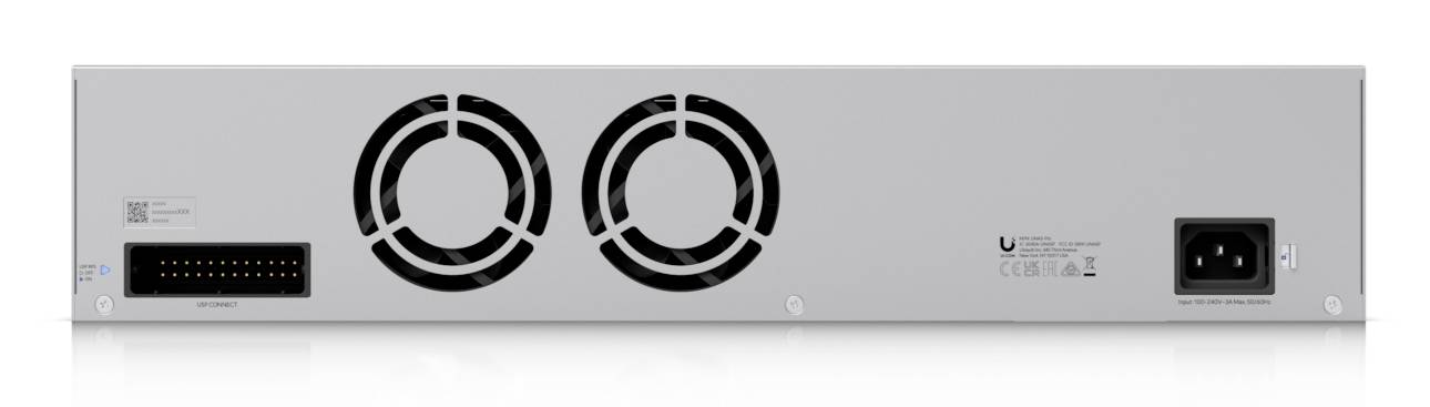 Das Bild zeigt die Rückansicht eines Netzwerkgeräts mit Belüftungslüftern, einem Stromverbinder und mehreren Anschlüssen für die Konnektivität.