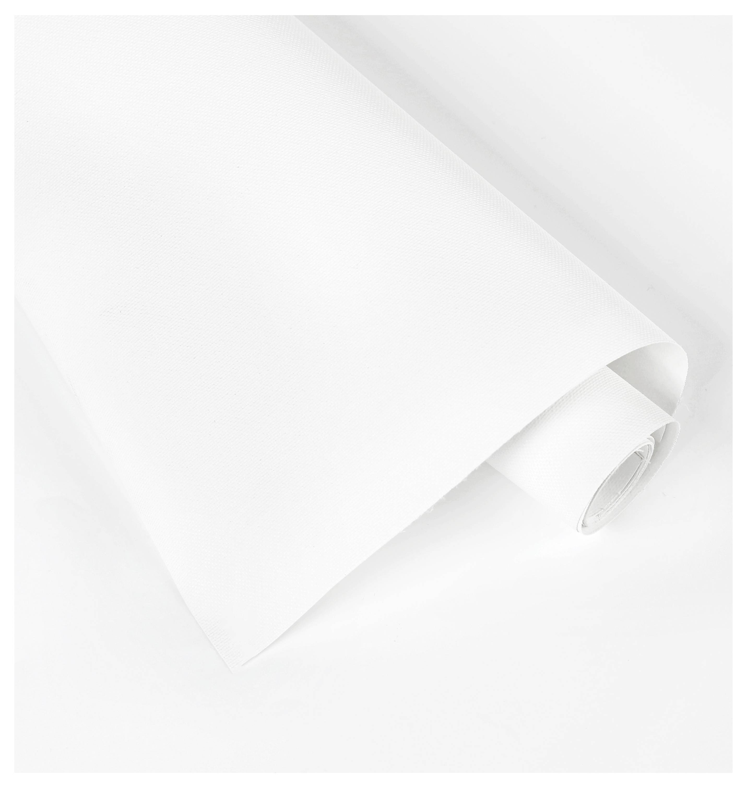 Eine teilweise abgerollte Rolle aus einfacher weißer Tapete vor weißem Hintergrund.