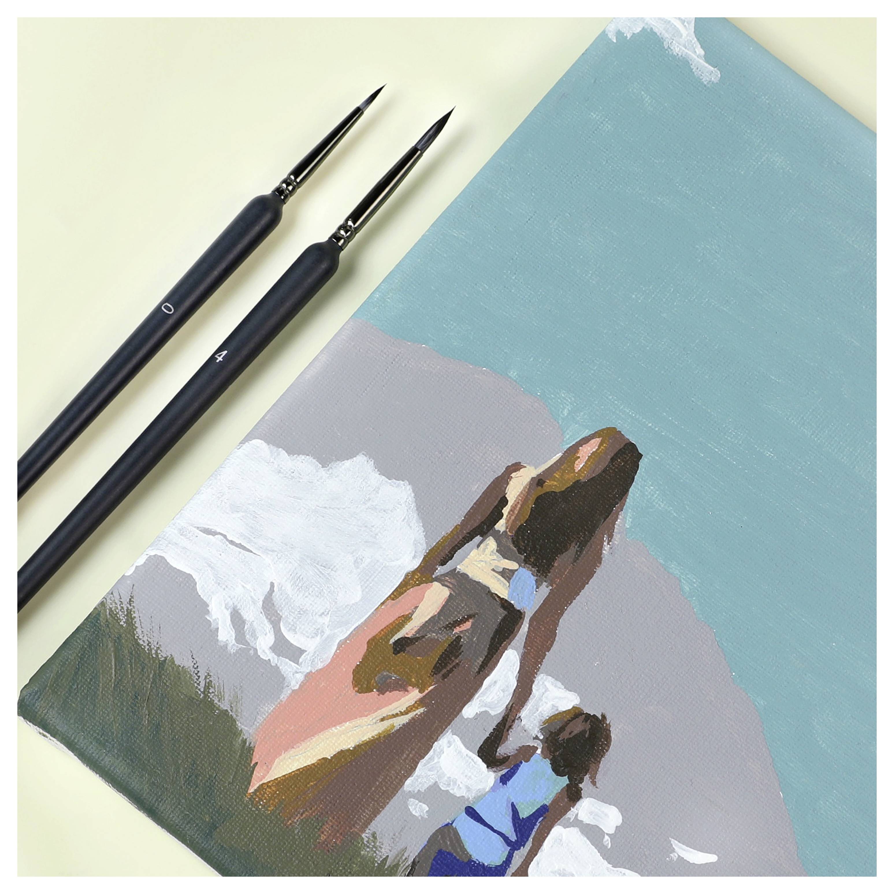 Ein Gemälde zeigt eine Frau in einem Kleid, die ein Kind an der Hand hält, stehend neben Wellen. Zwei Pinsel liegen neben der Leinwand.