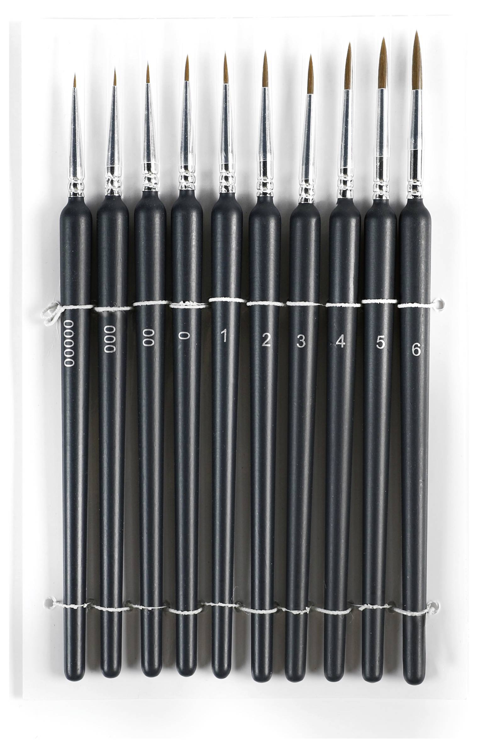 Ein Set aus neun feinen Pinseln mit verschiedenen Größen, angeordnet der Größe nach von kleinsten zum größten, mit schwarzen Griffen und beschriftet von 0000 bis 6.