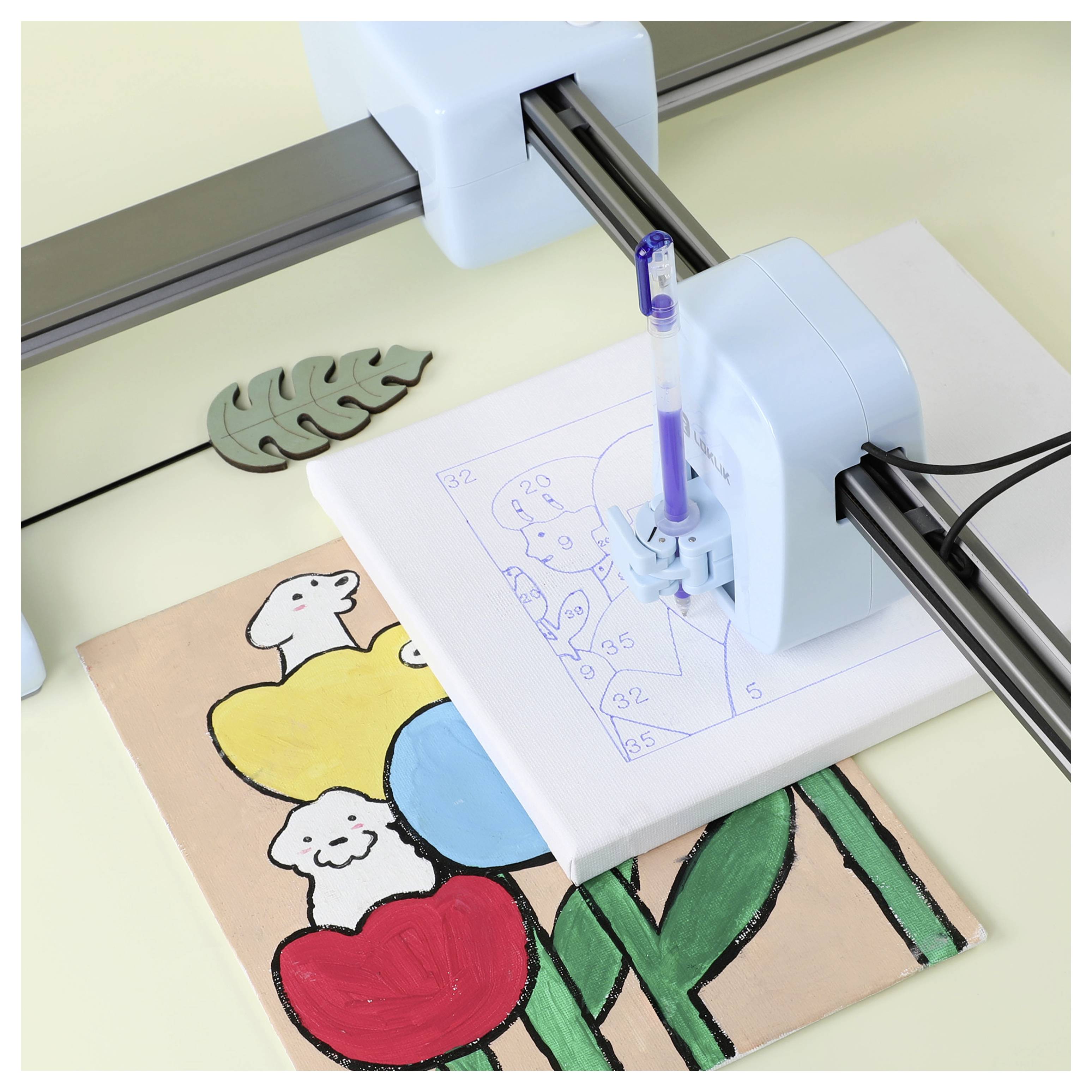 Eine Präzisions-Zeichenmaschine zeichnet Kunstwerke mit farbigen Bereichen nach, die einem Referenzbild von Cartoon-Tieren mit Luftballons entsprechen.