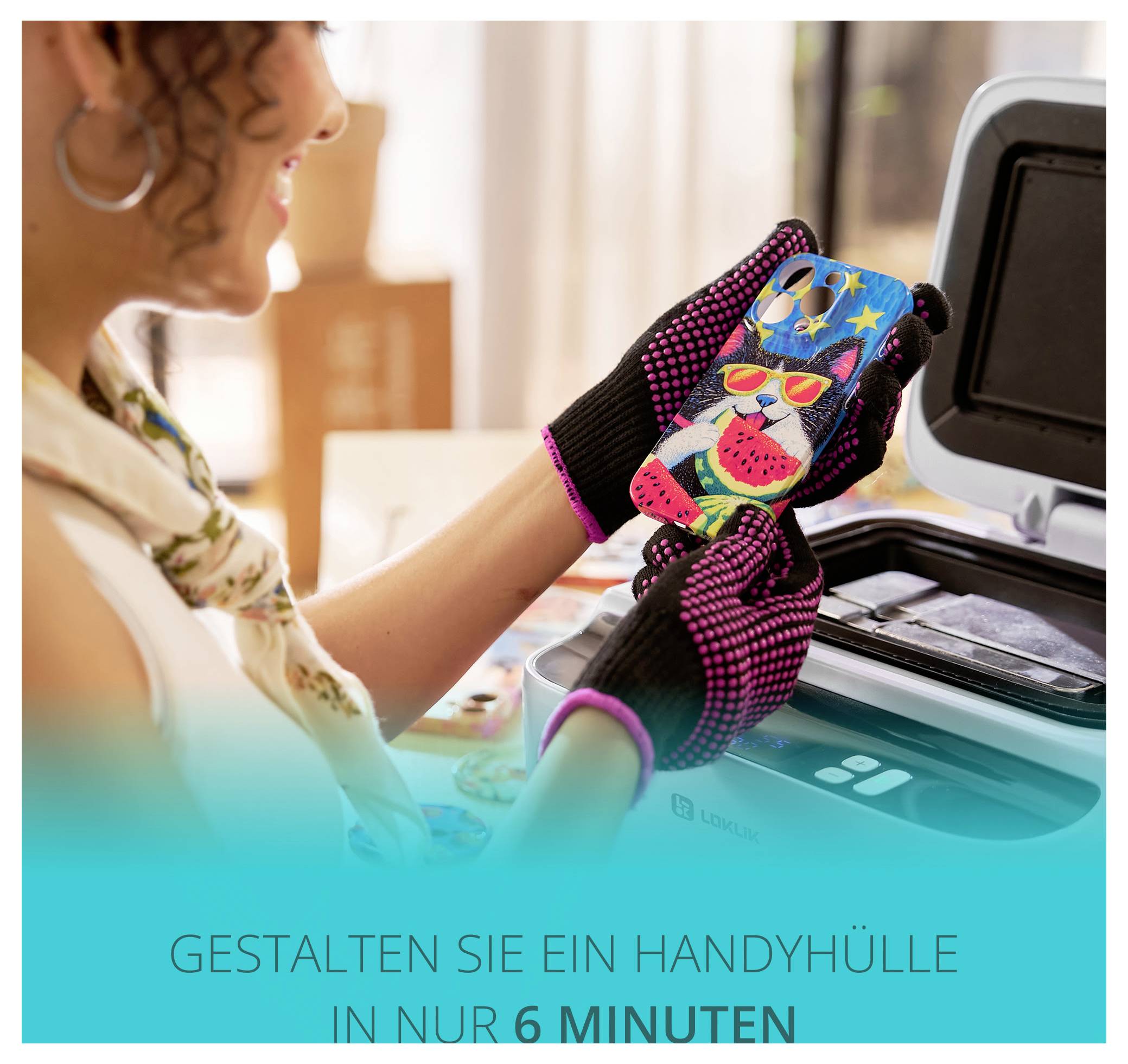 Eine Person nutzt eine Druckmaschine, um eine bunte Handyhülle zu personalisieren und trägt dabei Handschuhe zum Anfassen. Der Text lautet „Gestalten Sie eine Handyhülle in nur 6 Minuten