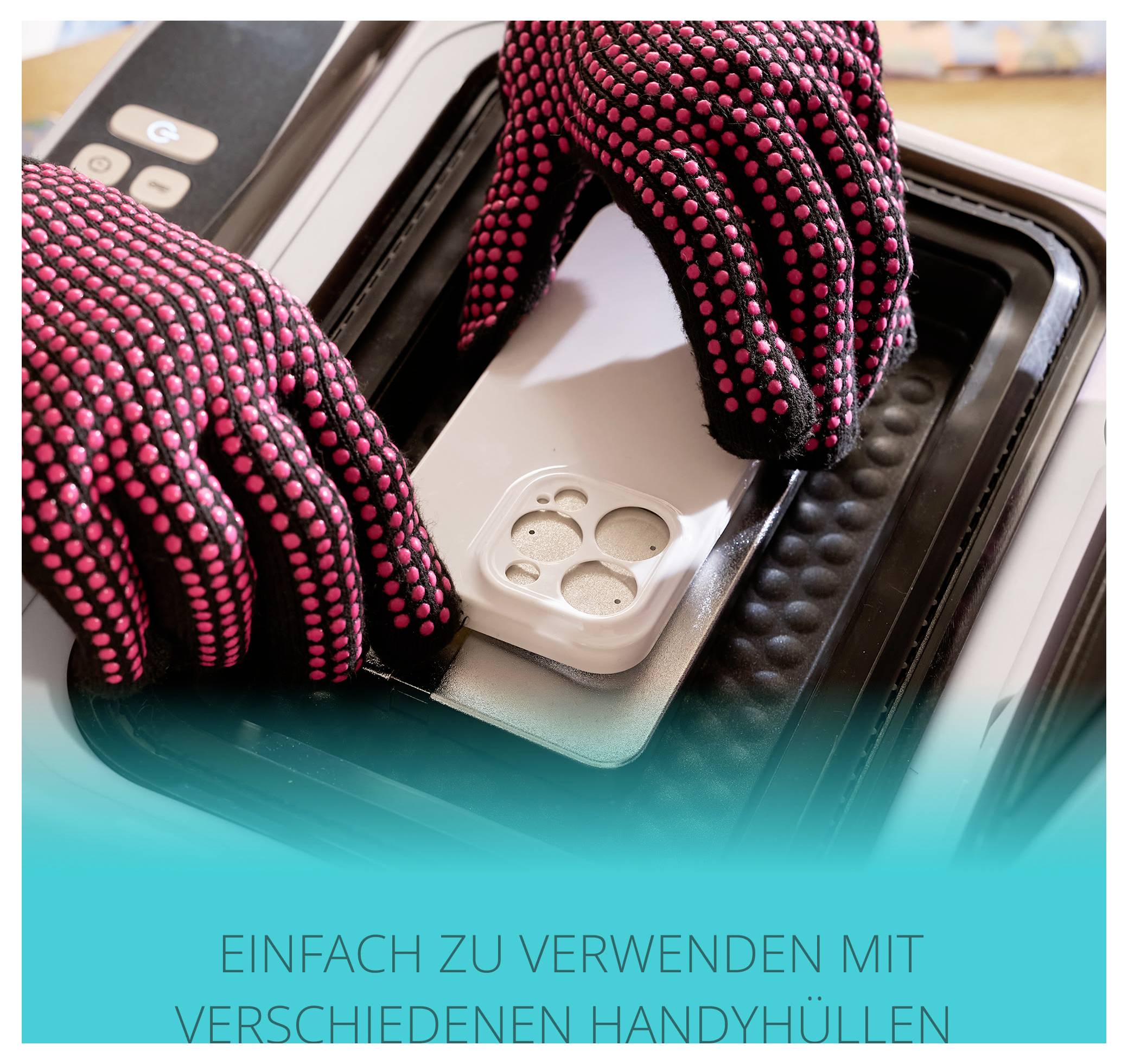Handschuhe tragend Hände halten eine Smartphone-Hülle, die in eine Maschine eingelegt wird, mit Text auf Deutsch: 'Einfach zu verwenden mit verschiedenen Handyhüllen'.