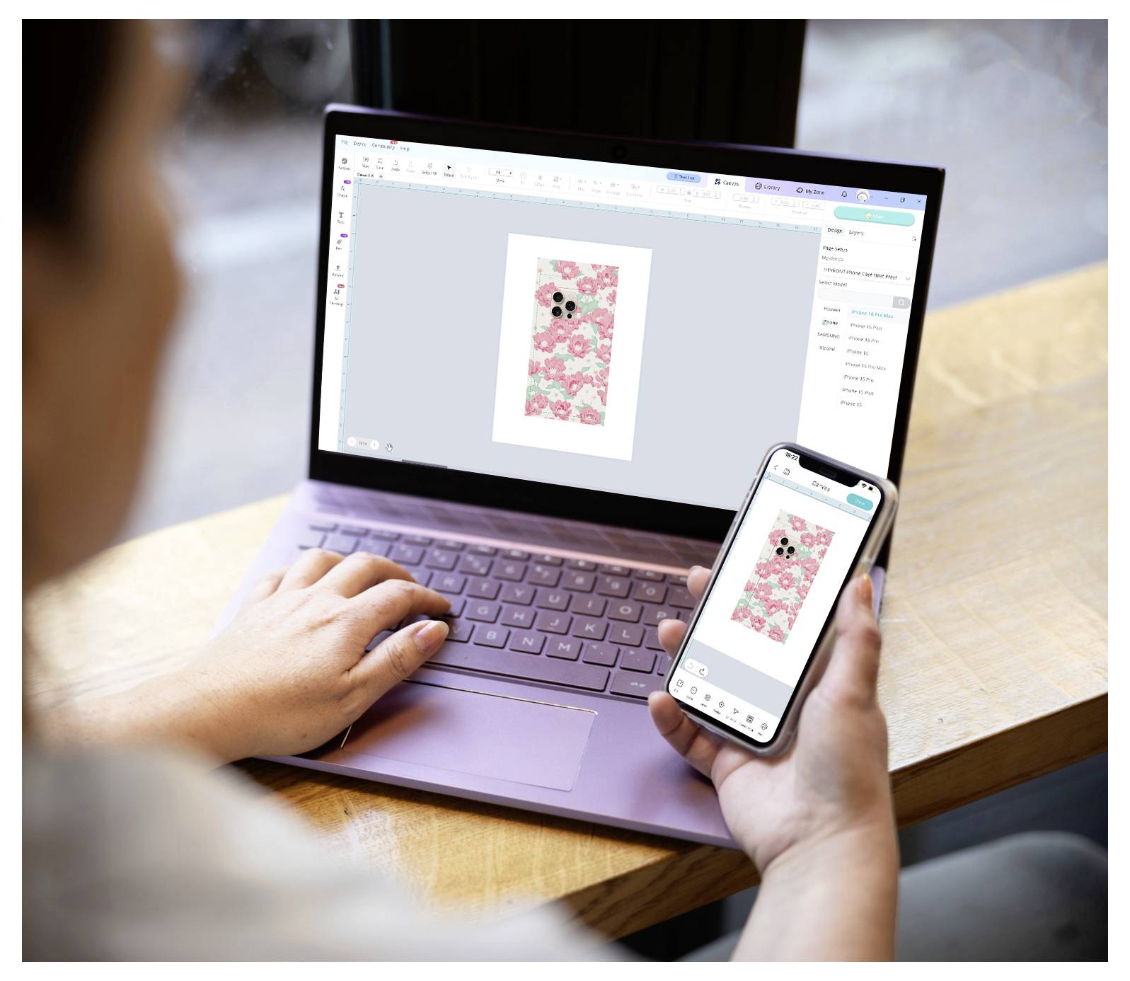Eine Person nutzt einen Laptop und ein Smartphone, um ein Blumenmuster zu gestalten. Die Bildschirme des Laptops und des Telefons zeigen das gleiche Design an.