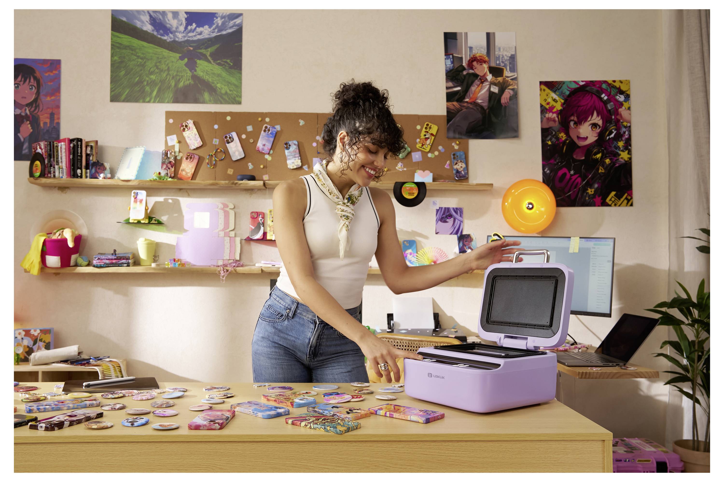Eine Frau lächelt, während sie ein lila Gerät in einem lebendigen Zimmer voller bunter Aufkleber und Poster benutzt, was eine verspielte Atmosphäre schafft.