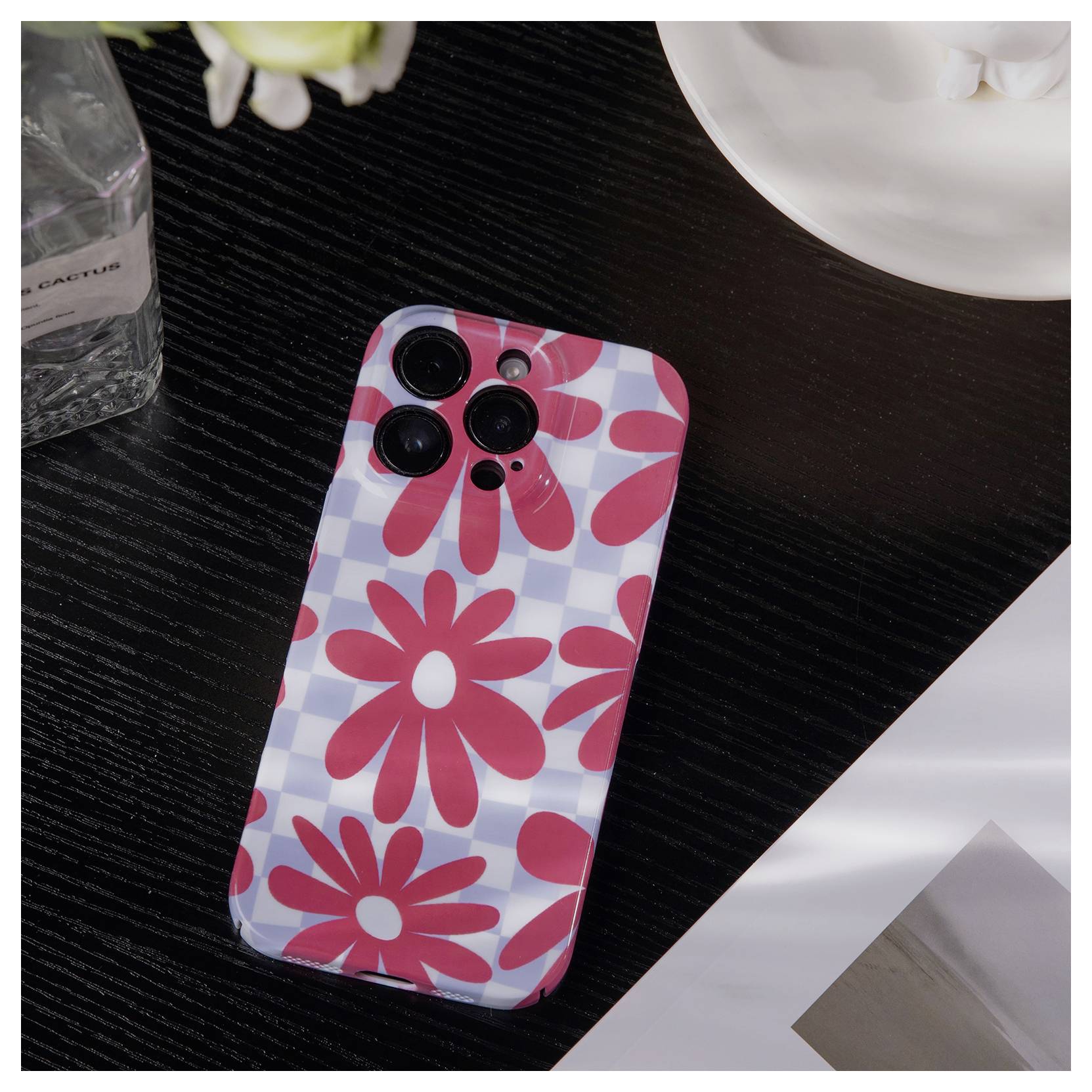 Ein roter Lichtschalter mit quadratischem Metallrahmen, oben mit „GIRA