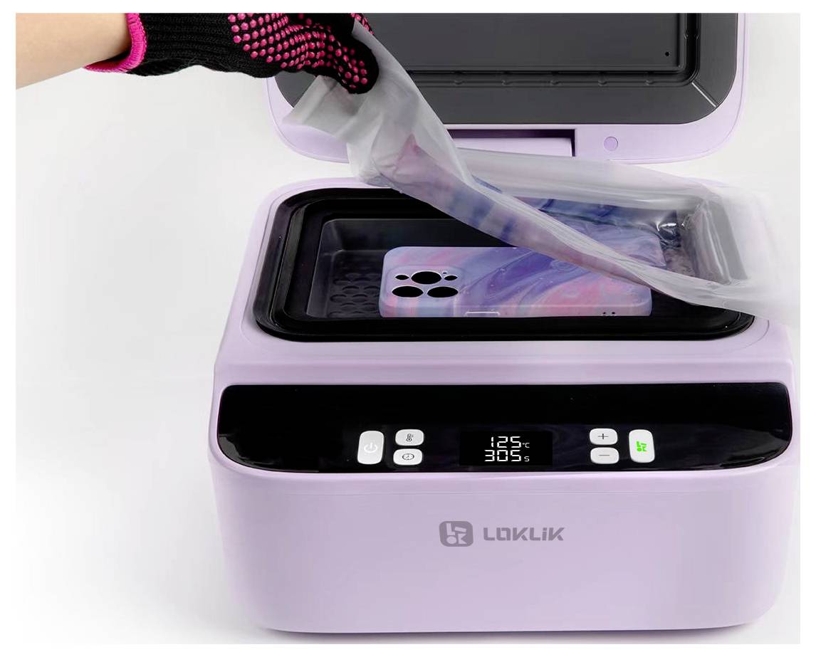 Ein tragbarer Speisewärmer in Lavendelfarbe mit geöffnetem Deckel, der das Heizfach zeigt. Auf der Vorderseite befinden sich Bedienelemente und ein digitales Display.