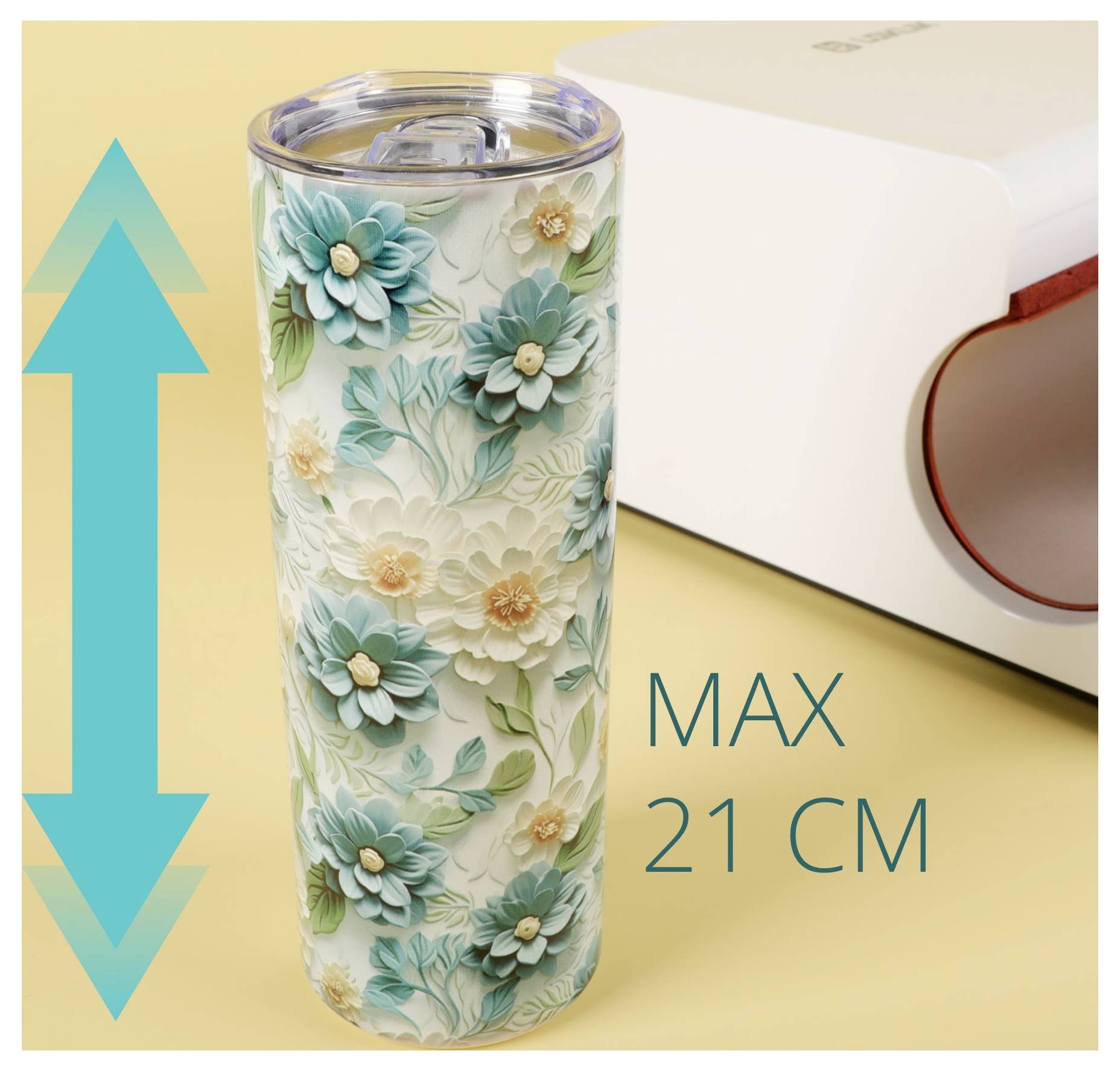 Ein Blumenbecher mit einem blaugrün und cremefarbenen Design steht neben einem Gerät mit der Aufschrift „MAX 21 CM