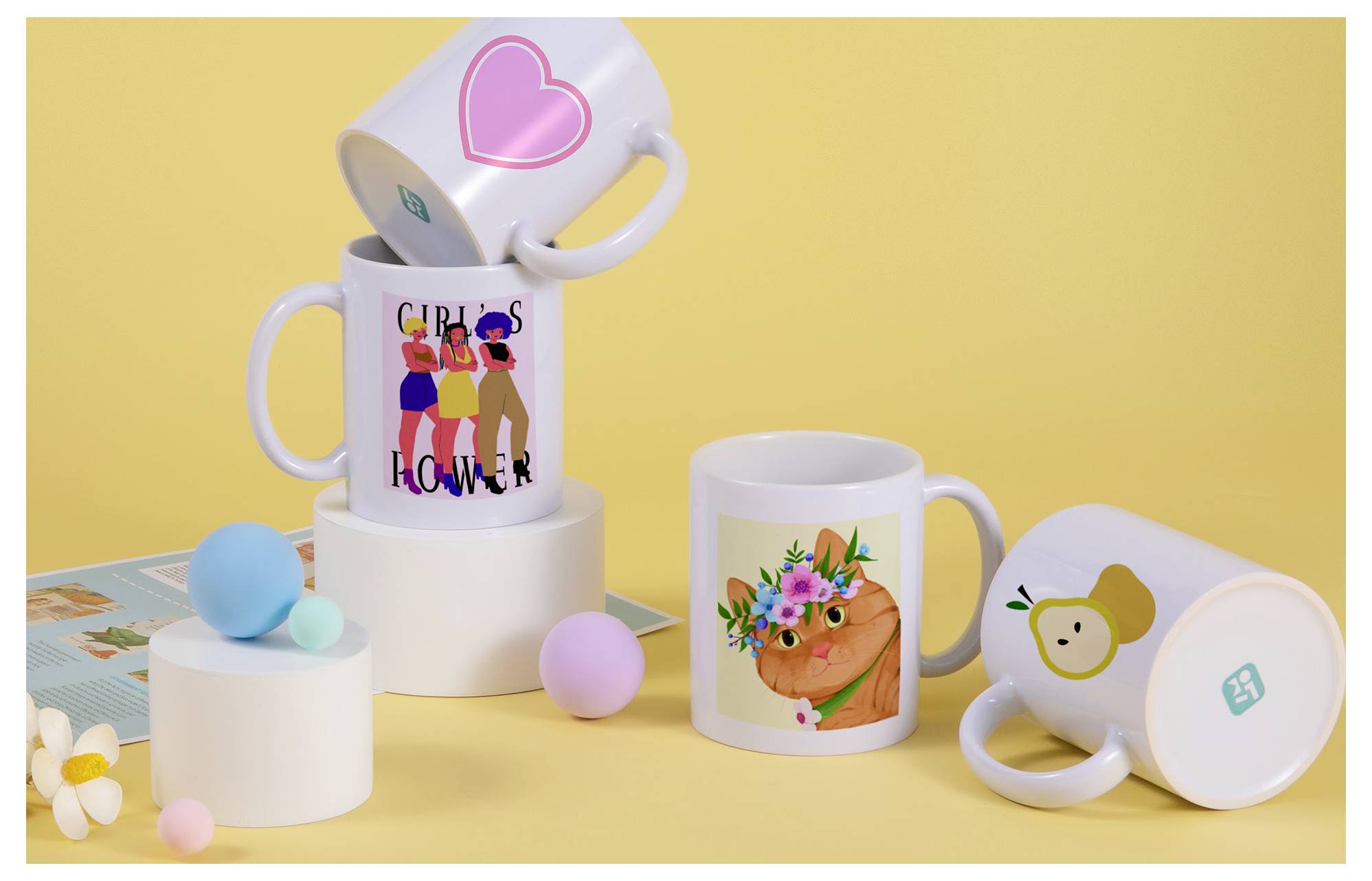 Vier bedruckte Tassen mit vielfältigen Designs, einschließlich eines Herzens, einer Gruppe mit der Aufschrift „Girls Power