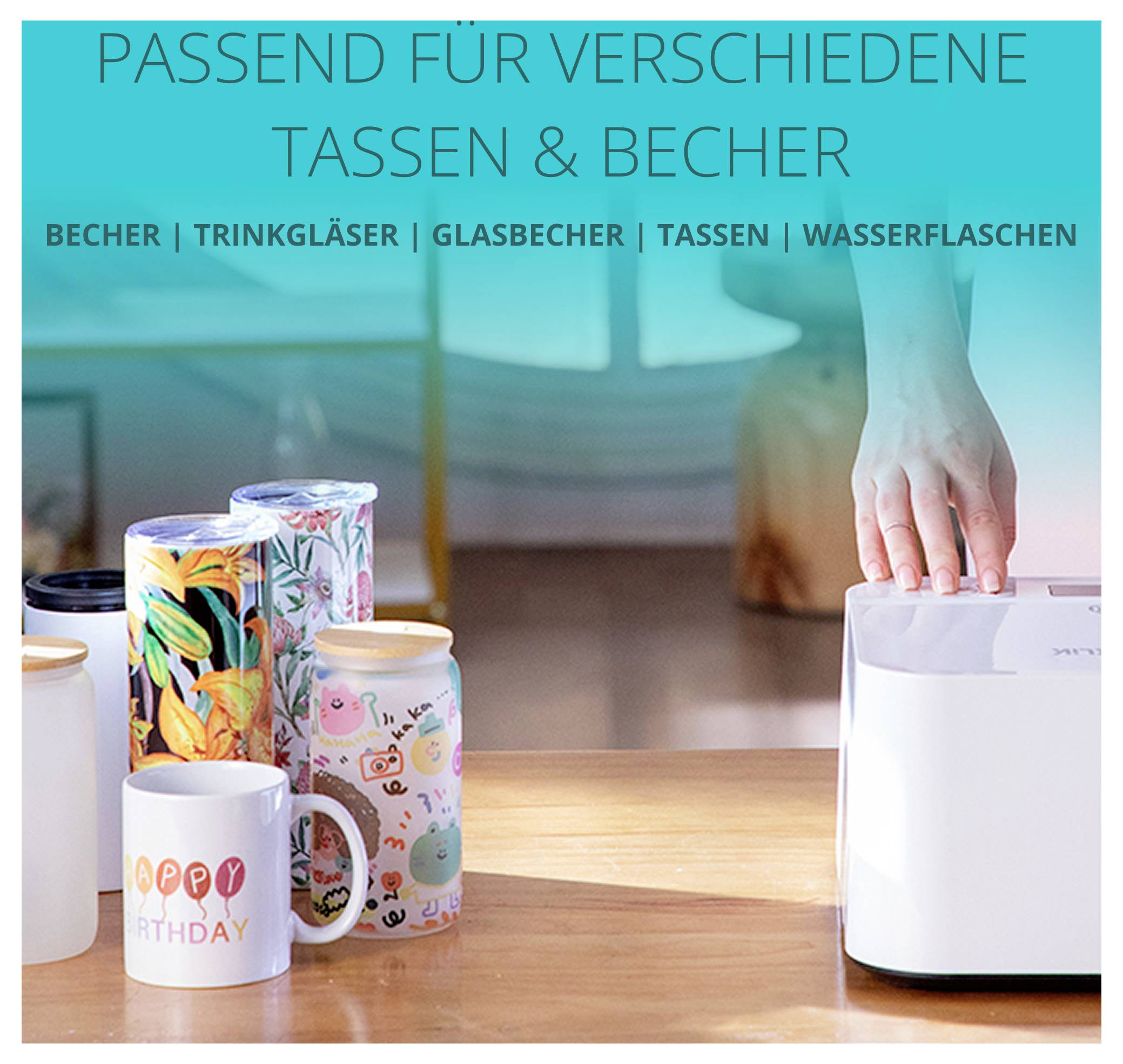 Eine Sammlung bunter Tassen und Flaschen auf einer Arbeitsplatte, mit einer Hand, die sich einem weißen Gerät nähert, was Multifunktionalität andeutet.