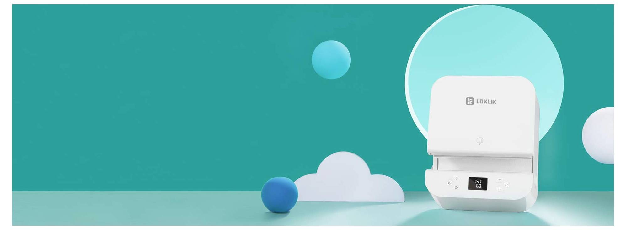 Ein kompakter weißer Luftreiniger wird vor einem türkisfarbenen Hintergrund mit weißen und blauen Dekorationselementen platziert, was modernes Design unterstreicht.
