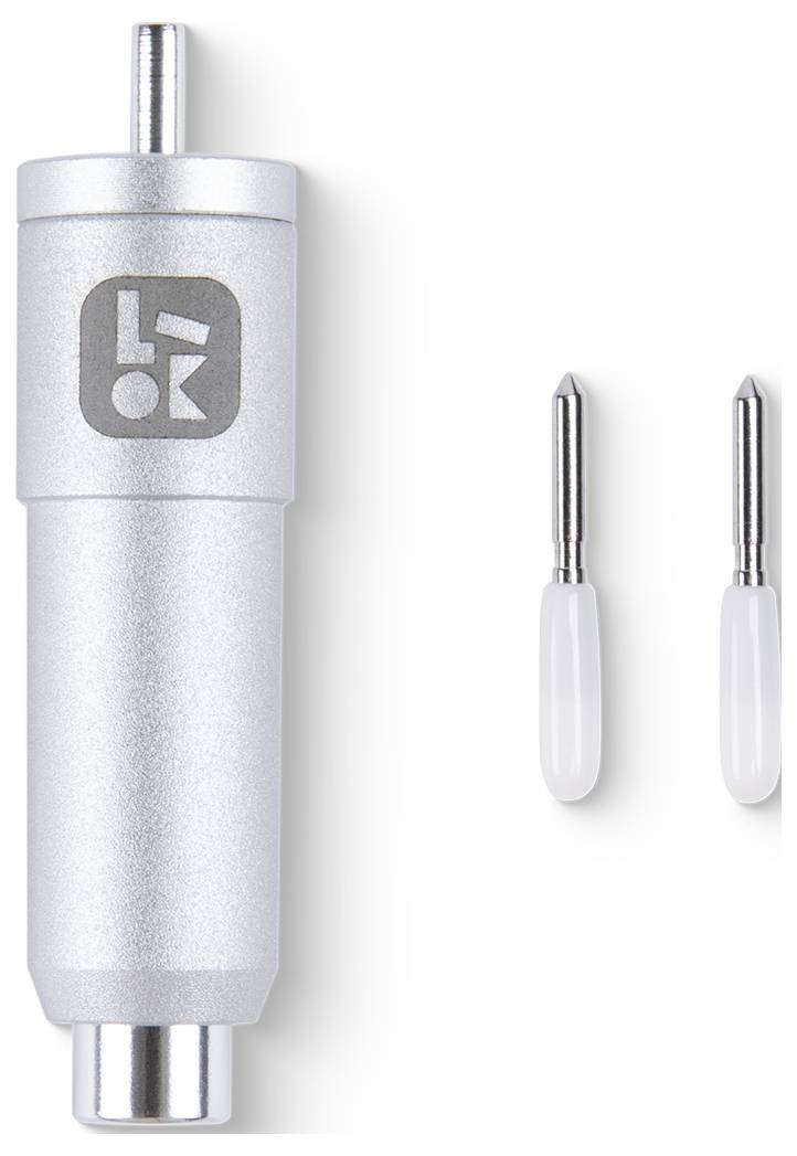 Ein Silber-Gravurwerkzeug mit Markenlogo, begleitet von zwei austauschbaren Spitzen, konzipiert für präzise Handwerk- und Gravieraufgaben.