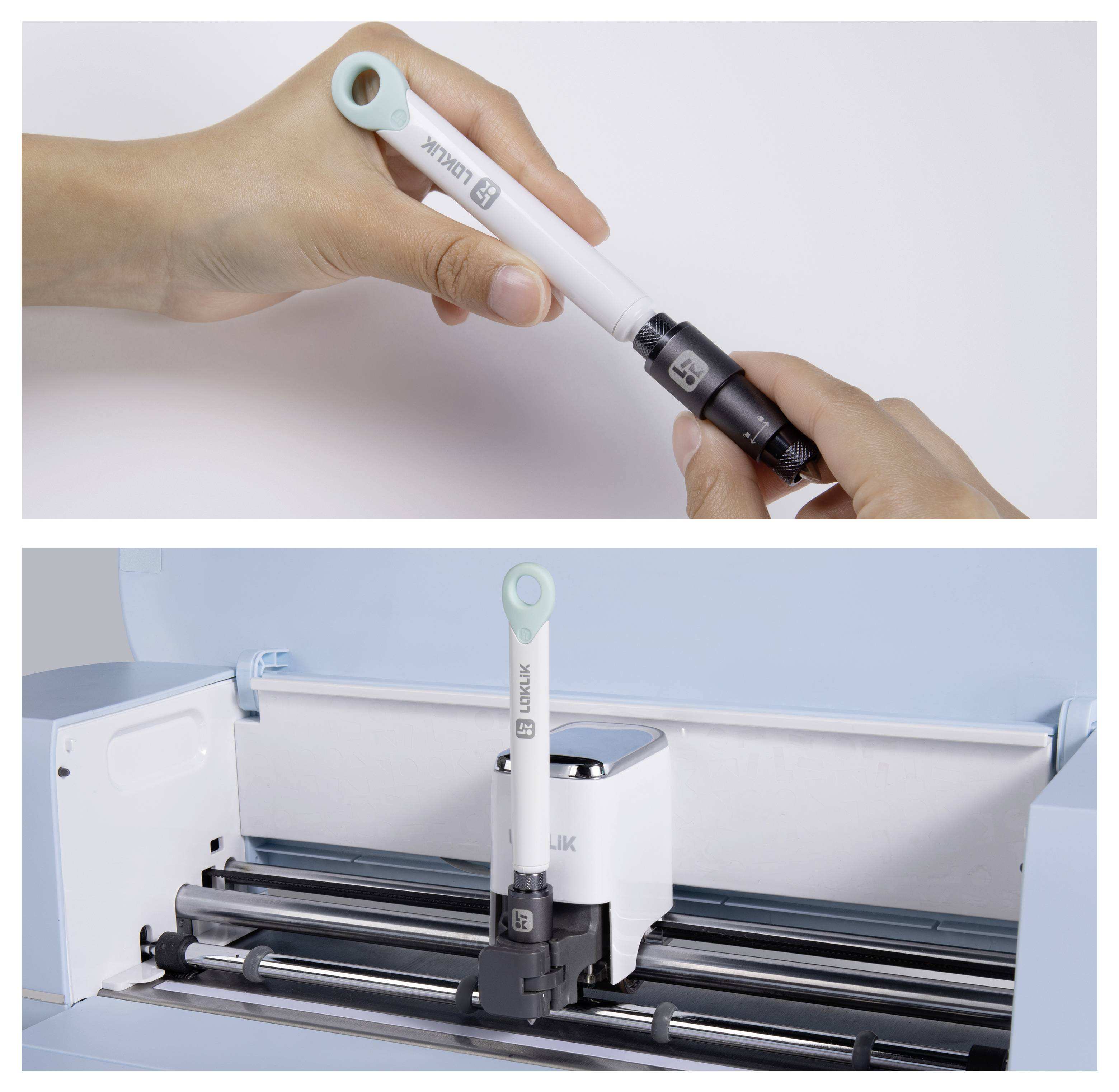 Eine Person führt einen Cricut-Stift in eine Maschinenhalterung ein und bereitet ihn zur Verwendung vor. Der Stift ist in einer hellblauen Cricut-Maschine positioniert.