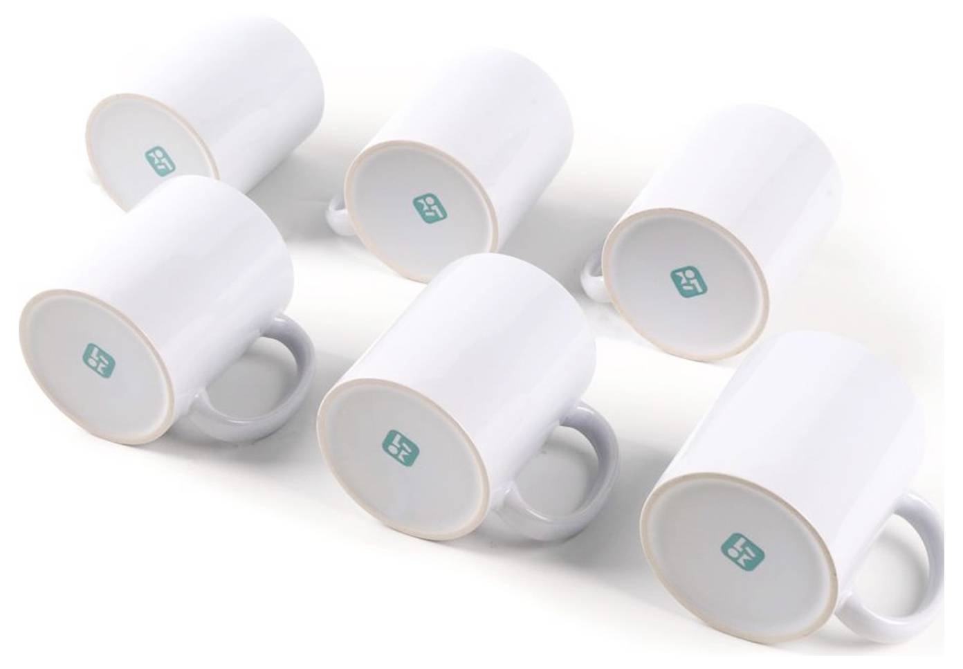 Sechs weiße Keramiktassen werden auf einer Oberfläche kopfüber präsentiert, wobei jede ein blaues Logo auf dem Boden zeigt.