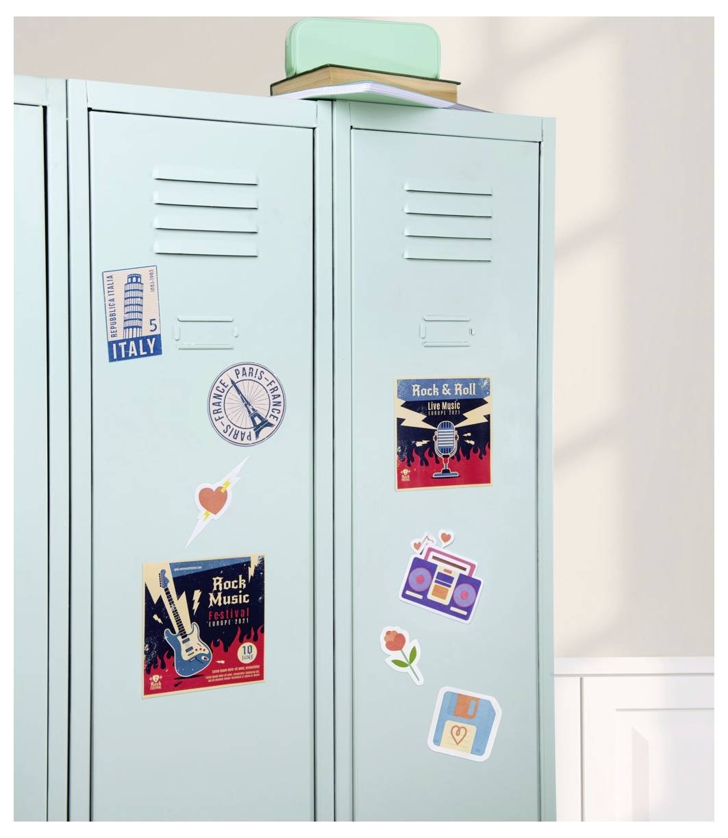 Ein weißes gelöchertes Brett mit bunten Magneten und Buchstabenstabeln, die in 'T A B S Y L' angeordnet sind. Zwei Fotos: ein Hund und eine Person in einem Garten.