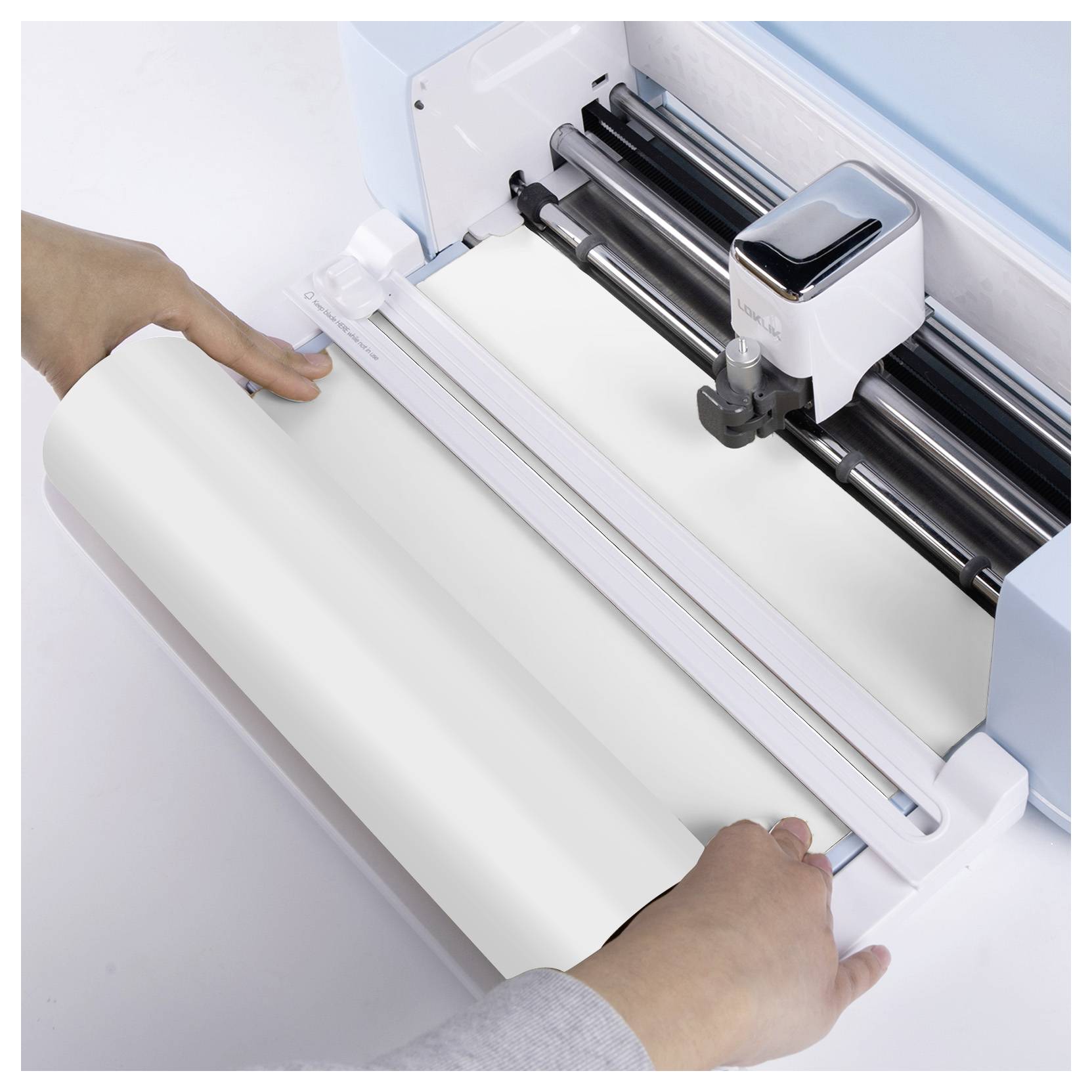 Ein weißes Smartphone mit drei Rückkameras und einem Stylus, mit einem großen Frontbildschirm, auf dem abstrakte Kunst angezeigt wird.