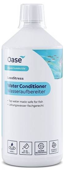 'Oase AquariumActiv LessStress Wasseraufbereiter.'Etikett auf der Flasche zur Behandlung von Leitungswasser, um es für Fische sicher zu machen.