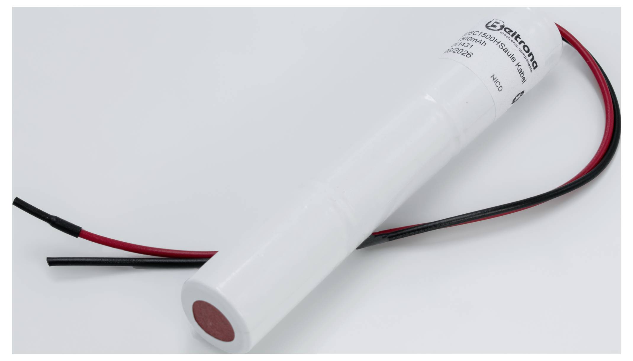 Eine lange, zylindrische elektronische Komponente mit roten und schwarzen Drähten, die sich von einem Ende erstrecken, mit Produktinformationen gekennzeichnet.