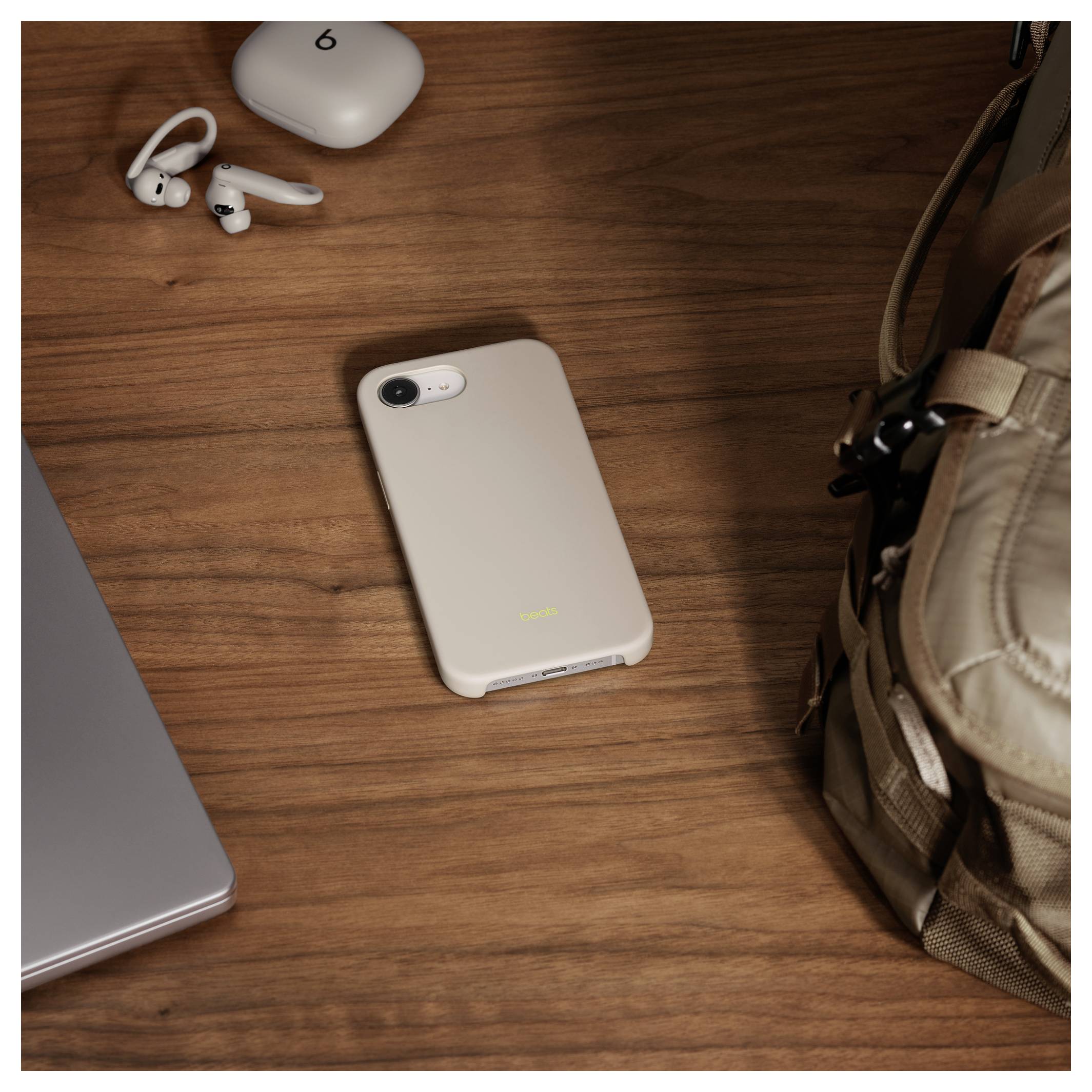 Ein Edelstahl-Industrie-Geschirrspüler mit digitaler Anzeige und Bedienfeld, geeignet für den professionellen Küchengebrauch.