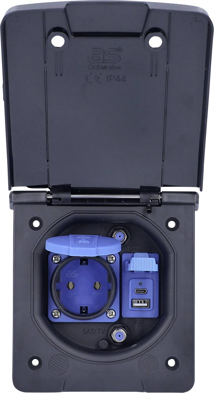 Schwarze Schutzabdeckung offen, zeigt eine blaue europäische Steckdose und USB-Anschlüsse zum Aufladen, montiert auf einer Wandplatte.