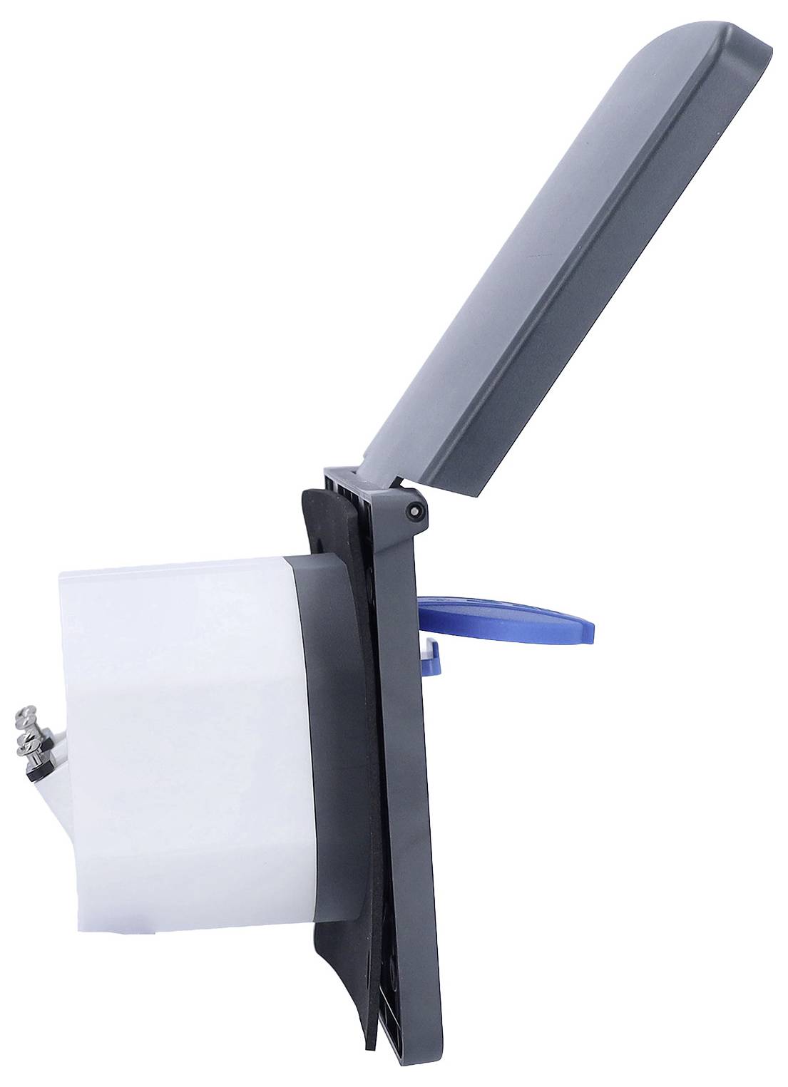 Eine aufgerollte blau-schwarze Elektroverlängerungsschnur mit einer Schutzabdeckung auf einer Holzoberfläche, was auf Außen- oder Baustellen-Verwendung hindeutet.